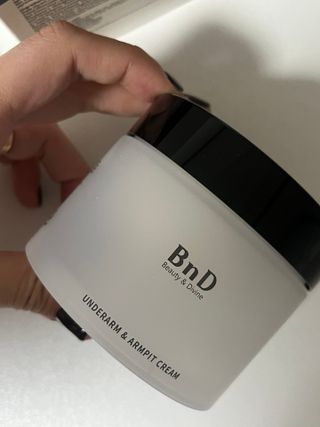 비엔디 2NOW[한글]]BnD 바디 미백 겨드랑이 크림 — 5점을 준 리뷰어가 2024년 12월 올린 사용 사진