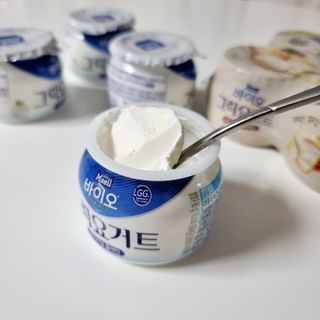 매일바이오 그릭요거트 오리지널 플레인 4개, 로스터리 커피믹스 4개 — 4점을 준 리뷰어가 2021년 12월 올린 사용 사진