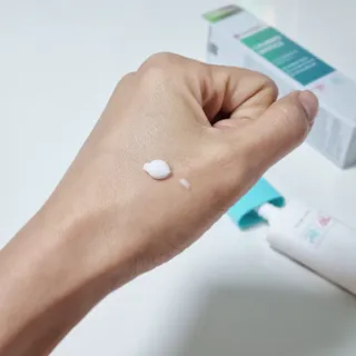 리더스코스메틱 리더스 카밍 바이오틱스 선 에센스 SPF 50+ PA++++ — 5점을 준 리뷰어가 2022년 5월 올린 사용 사진
