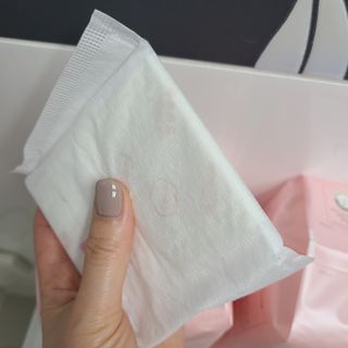 나무드 [유한킴벌리] 좋은느낌 유기농 순면 린넨블렌딩 생리대,롱라이너 중형 36매 1개 + 대형 32매 1개 — 5점을 준 리뷰어가 2021년 10월 올린 사용 사진