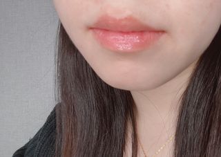 틱톡 [후르디아] 튼입술해결템 올리브영 블루베리 하이드레이팅 허니 립밤 — 5점을 준 리뷰어가 2023년 12월 올린 사용 사진