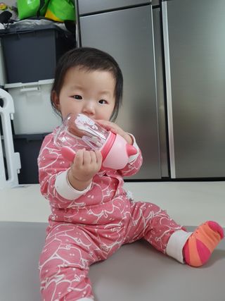 유비맘 트라이탄 코니빨대컵_컬러 랜덤 발송 — 5점을 준 리뷰어가 2021년 2월 올린 사용 사진