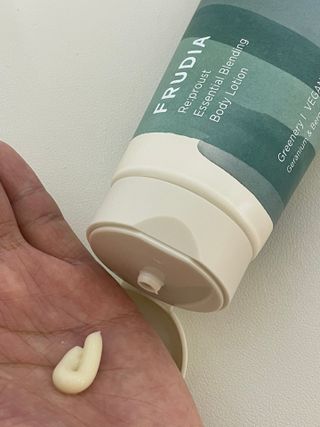 [후르디아] 올리브영 저자극 비건바디로션 — 5점을 준 리뷰어가 2023년 1월 올린 사용 사진
