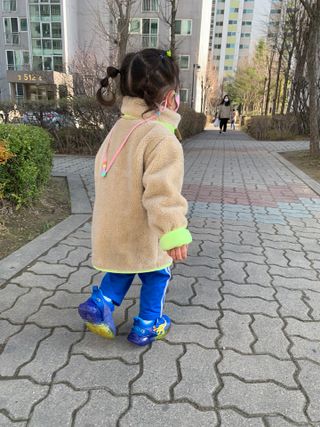 토박스코리아 다이노솔즈 티렉스 에어 네온 운동화 — 5점을 준 리뷰어가 2021년 3월 올린 사용 사진