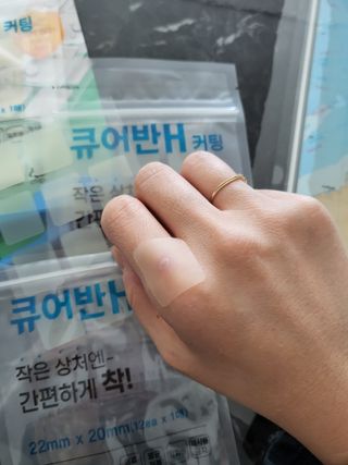 [큐어반H 커팅] 간편하게 떼서 쓰는 자외선차단 습윤밴드 (1팩/30매입) — 5점을 준 리뷰어가 2022년 12월 올린 사용 사진
