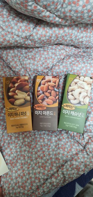짜먹는 이지견과 짜먹는 이지아몬드, 짜먹는 이지허니피넛, 짜먹는 이지캐슈넛 각 10g X  10포 — 5점을 준 리뷰어가 2021년 2월 올린 사용 사진
