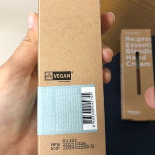[후르디아] 끈적임 없는 착한성분 비건  핸드크림 3종 — 4.5점을 준 리뷰어가 2021년 11월 올린 사용 사진