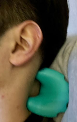 힐니스북 [힐마이넥]   거북목 통증완화를 위한 휴대용 목 안마기 — 3.5점을 준 리뷰어가 2022년 12월 올린 사용 사진