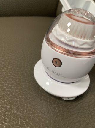 디하우트 랩 디하우트랩 클렌징 피부관리기 진동클렌저 실리콘+2종 인조모 브러시 — 5점을 준 리뷰어가 2021년 11월 올린 사용 사진