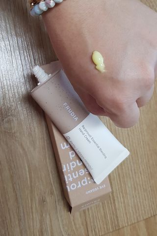 [후르디아] 끈적임 없는 착한성분 비건  핸드크림 3종 — 5점을 준 리뷰어가 2022년 10월 올린 사용 사진