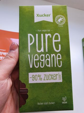 당류2g 자일리톨로 단맛을낸 슈카 퓨어비건 무설탕초콜릿 Xucker vegan 2개입 — 3점을 준 리뷰어가 2021년 4월 올린 사용 사진