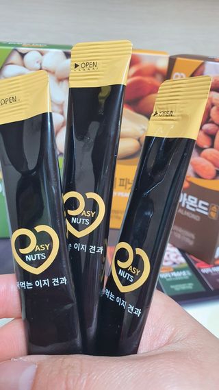 짜먹는 이지견과 짜먹는 이지아몬드, 짜먹는 이지허니피넛, 짜먹는 이지캐슈넛 각 10g X  10포 — 5점을 준 리뷰어가 2021년 2월 올린 사용 사진