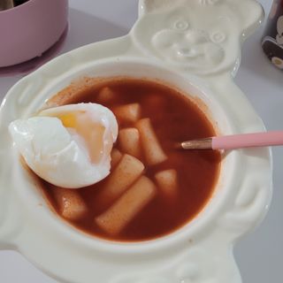 유비쿡 컵떡볶이 매운컵떡볶이2개/ 짜장컵떡볶이 2개  총 4개세트 — 5점을 준 리뷰어가 2021년 4월 올린 사용 사진