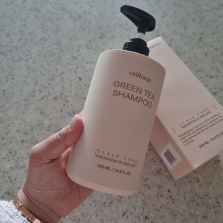 프리마인 더이상 뻣뻣하고 효과없는 탈모샴푸는 NO. 근본부터 케어하는 셀베이스 그린티샴푸(500ml) — 5점을 준 리뷰어가 2023년 4월 올린 사용 사진