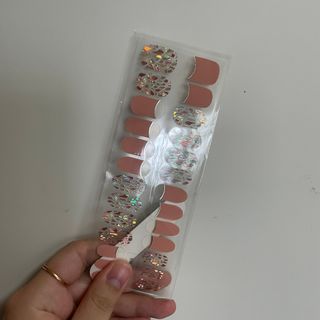 [네일가게] 햇빛에 닿으면 색이 변하는 신기한 햇살 반전 네일스티커_B — 3.5점을 준 리뷰어가 2021년 8월 올린 사용 사진