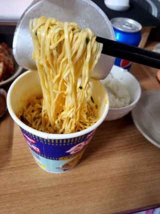 NISSIN 닛신 컵누들  4종 - 씨푸드오리지날, 씨푸드 스파이시, 씨푸드 커리, 씨푸드 XO소스 — 5점을 준 리뷰어가 2023년 2월 올린 사용 사진