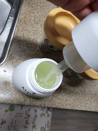 에티튜드 천연 젖병세정제 무향 아토베이비 폼타입 (295ml) 천연 친환경 비건 — 3점을 준 리뷰어가 2022년 8월 올린 사용 사진