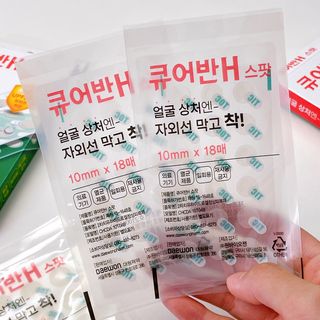 [큐어반H 스팟] 자외선 99프로 차단되는 스틱타입 스팟밴드(1팩 / 66매입) — 5점을 준 리뷰어가 2022년 11월 올린 사용 사진