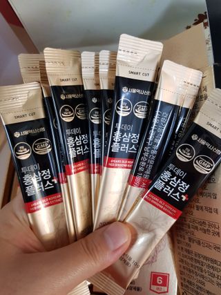 서울약사신협_투데이홍삼정플러스스틱_10g x 30포 — 5점을 준 리뷰어가 2021년 6월 올린 사용 사진