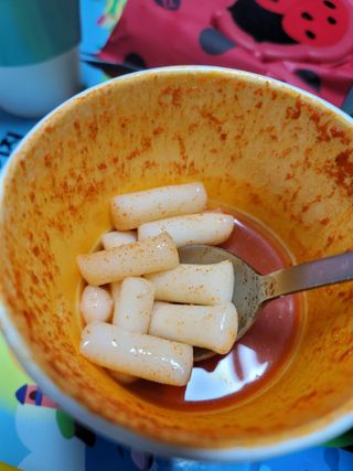 유비쿡 컵떡볶이 매운컵떡볶이2개/ 짜장컵떡볶이 2개  총 4개세트 — 4점을 준 리뷰어가 2021년 3월 올린 사용 사진
