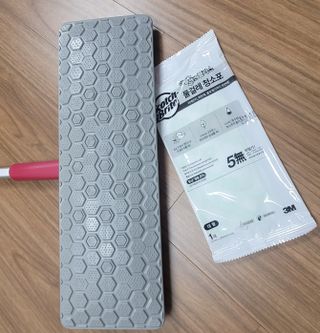 3M 스카치브라이트 비마마젠타 밀대걸레 세트+ PET 정전기청소포 대형 30매 — 5점을 준 리뷰어가 2023년 7월 올린 사용 사진