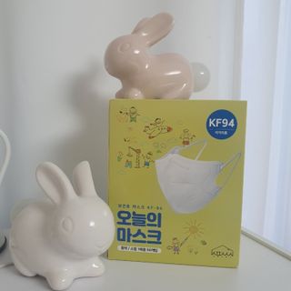 [심폐소생소] 오늘의마스크 KF94 소형 초등학생 어린이 마스크 — 4.5점을 준 리뷰어가 2021년 11월 올린 사용 사진