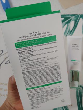 [AHC] 세이프온 에센스 선크림 올리브영 스페셜 증정 기획세트 — 5점을 준 리뷰어가 2022년 6월 올린 사용 사진