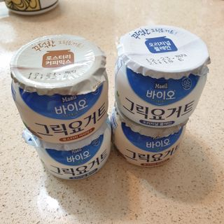 매일바이오 그릭요거트 오리지널 플레인 4개, 로스터리 커피믹스 4개 — 4.5점을 준 리뷰어가 2021년 12월 올린 사용 사진