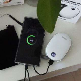 썬더월드 [썬더] 스마트 핸드워머 충전식 손난로 보조배터리 10000mAh — 5점을 준 리뷰어가 2024년 12월 올린 사용 사진
