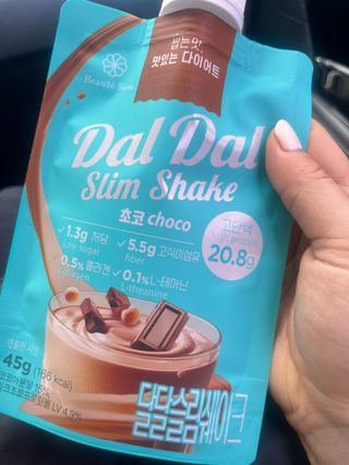 달달슬림쉐이크 구매평★달달슬림 맛있는 단백질 쉐이크 파우치 다이어트 식사대용 프로틴 파우더 보충제 — 5점을 준 리뷰어가 2025년 8월 올린 사용 사진