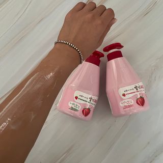 [과일나라] 피부가 마시는 딸기우유 바디클렌저&바디로션 — 5점을 준 리뷰어가 2022년 10월 올린 사용 사진