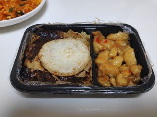 직탁 식단관리 3종 도시락 (두부 라자냐 라구빠에야, 두부로제 미트볼파스타, 닭탕수 직화 짜장 두부면) — 5점을 준 리뷰어가 2022년 6월 올린 사용 사진