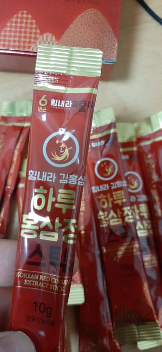 힘내라김홍삼 하루홍삼정스틱 10g x 10포 — 5점을 준 리뷰어가 2021년 5월 올린 사용 사진