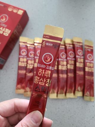 힘내라김홍삼 하루홍삼정스틱 10g x 10포 — 4점을 준 리뷰어가 2021년 4월 올린 사용 사진