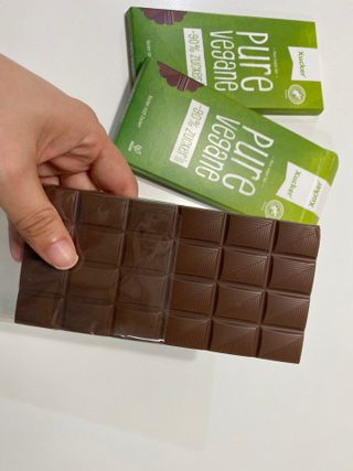 당류2g 자일리톨로 단맛을낸 슈카 퓨어비건 무설탕초콜릿 Xucker vegan 2개입 — 5점을 준 리뷰어가 2021년 4월 올린 사용 사진