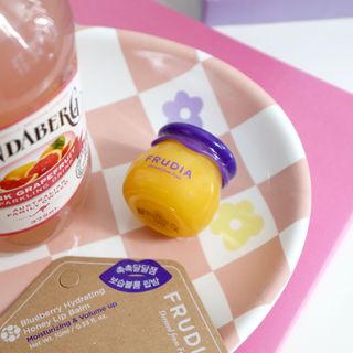 틱톡 [후르디아] 튼입술해결템 올리브영 블루베리 하이드레이팅 허니 립밤 — 5점을 준 리뷰어가 2023년 11월 올린 사용 사진