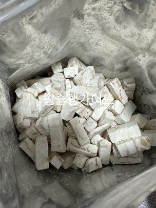 [펫시밀] 원물그대로 영양듬뿍 동결건조 왕북어트릿300g,왕치킨트릿400g,열빙어트릿300g 대용량 간식 — 5점을 준 리뷰어가 2023년 5월 올린 사용 사진