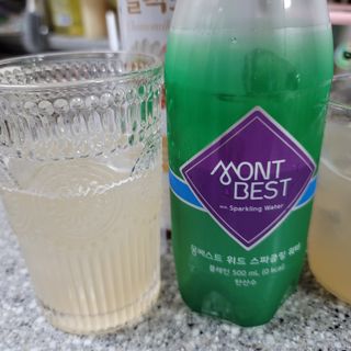 몽베스트 Montbest with Sparkling water Plain 20병 — 5점을 준 리뷰어가 2021년 11월 올린 사용 사진