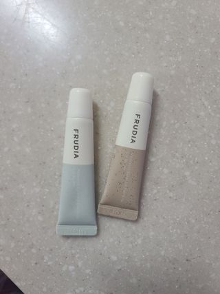 [후르디아] 올리브영 착한보습 비건 립버터 2종 — 4점을 준 리뷰어가 2022년 10월 올린 사용 사진