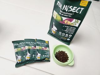 [푸디웜] 라포그  리얼인섹트 웨이트밸런스 저알러지 강아지 사료  1.2KG — 5점을 준 리뷰어가 2022년 7월 올린 사용 사진
