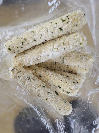 디케이식품(주) 고르곤졸라&모짜렐라 치즈스틱 400g — 5점을 준 리뷰어가 2023년 3월 올린 사용 사진