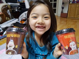 유비쿡 컵떡볶이 매운컵떡볶이2개/ 짜장컵떡볶이 2개  총 4개세트 — 5점을 준 리뷰어가 2021년 2월 올린 사용 사진