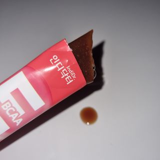 [인디닥터] 타이탄 BCAA 프로틴 젤리스틱 — 3점을 준 리뷰어가 2022년 5월 올린 사용 사진