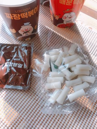 유비쿡 컵떡볶이 매운컵떡볶이2개/ 짜장컵떡볶이 2개  총 4개세트 — 5점을 준 리뷰어가 2021년 2월 올린 사용 사진
