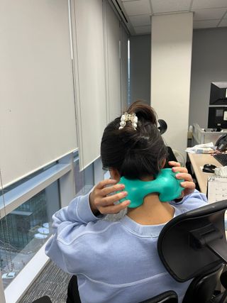 힐니스북 [힐마이넥]   거북목 통증완화를 위한 휴대용 목 안마기 — 5점을 준 리뷰어가 2022년 12월 올린 사용 사진