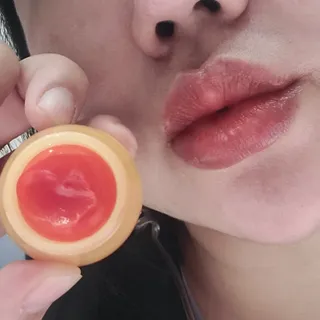 [후르디아] 올리브영 꿀과즙 립밤 2종 (블루베리/석류) — 5점을 준 리뷰어가 2022년 10월 올린 사용 사진