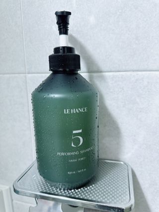 르핸스 퍼포밍 5 샴푸 비반트 포렛/베티버 포그 — 4점을 준 리뷰어가 2023년 2월 올린 사용 사진