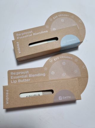[후르디아] 올리브영 착한보습 비건 립버터 2종 — 5점을 준 리뷰어가 2022년 10월 올린 사용 사진