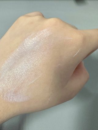 틱톡 [후르디아] 백탁NO! 화잘먹 수분광 선 에센스✨ — 5점을 준 리뷰어가 2023년 6월 올린 사용 사진