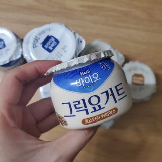 매일바이오 그릭요거트 오리지널 플레인 4개, 로스터리 커피믹스 4개 — 4.5점을 준 리뷰어가 2021년 12월 올린 사용 사진